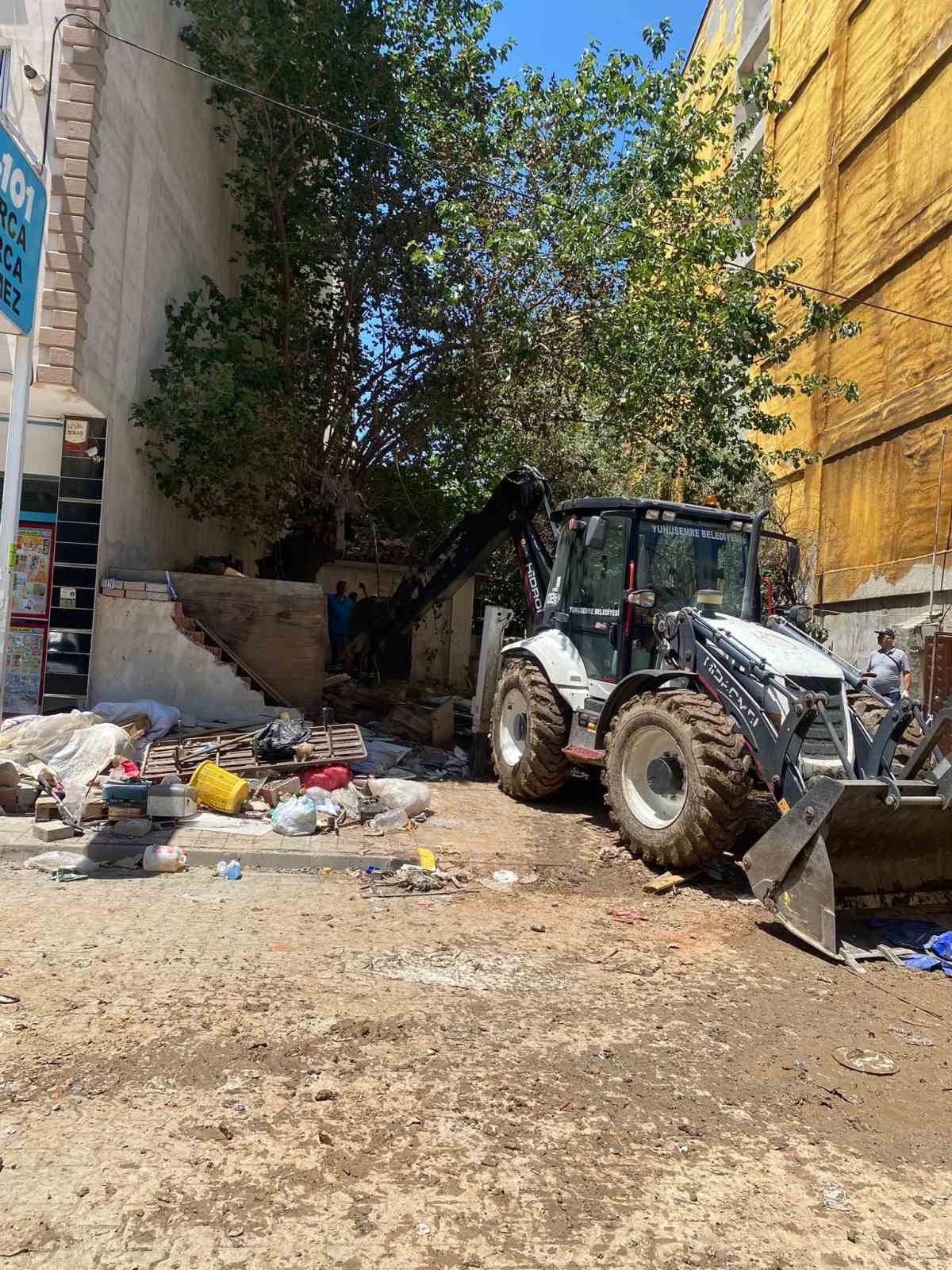 Yalnız yaşayan yaşlı kadının evinden 13 kamyon çöp çıktı 