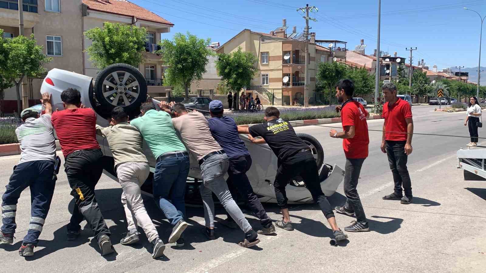Karaman’da park halindeki araca çarpan otomobil ters döndü: 2 yaralı 