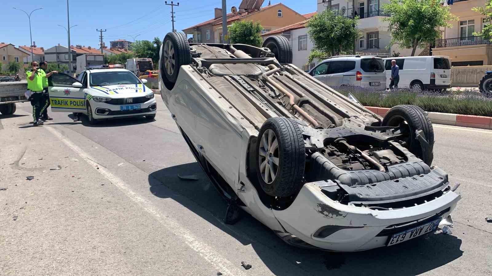 Karaman’da park halindeki araca çarpan otomobil ters döndü: 2 yaralı 