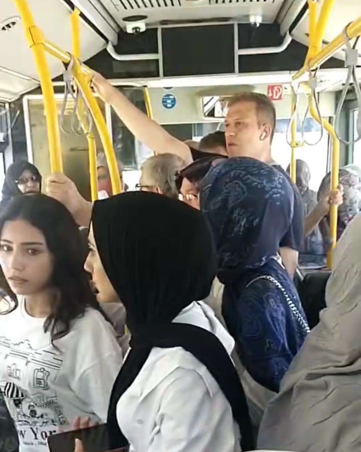 Otobüs şoföründen engelli vatandaşa tepki çeken davranış: 