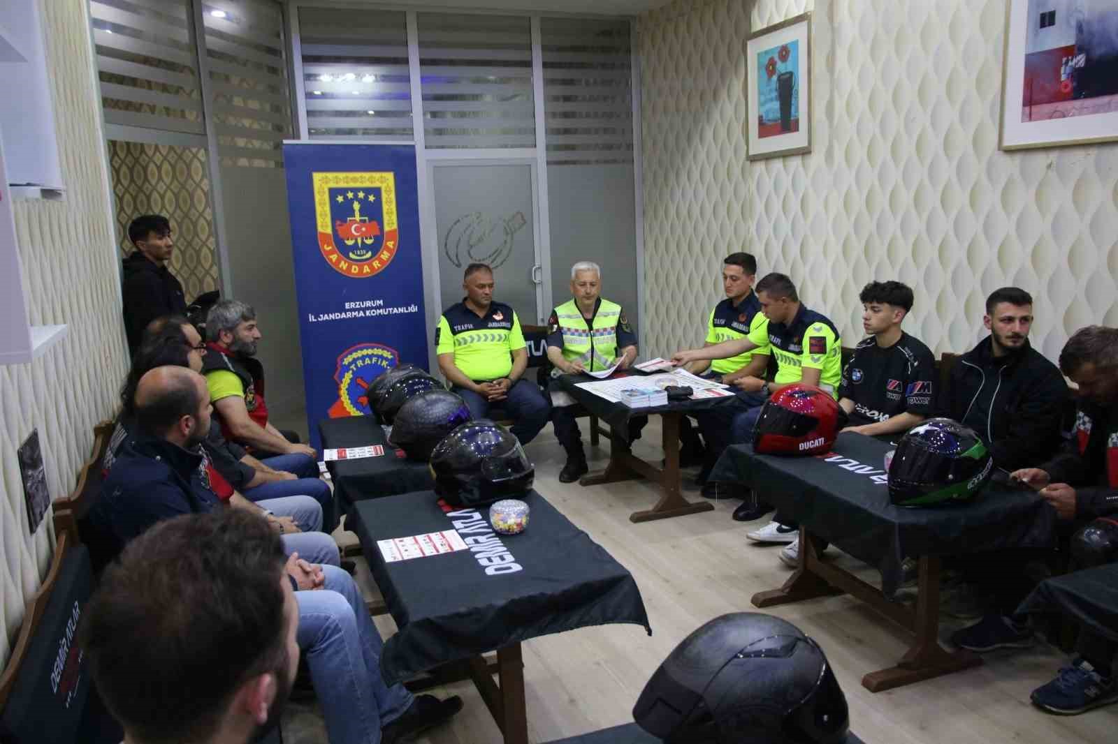 Motosiklet sürücülerine güvenlik eğitimi 