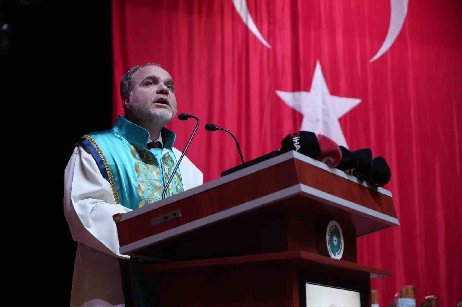 Niğde Ömer Halisdemir Üniversitesinde mezuniyet töreni: 2 bin öğrenci kep attı 