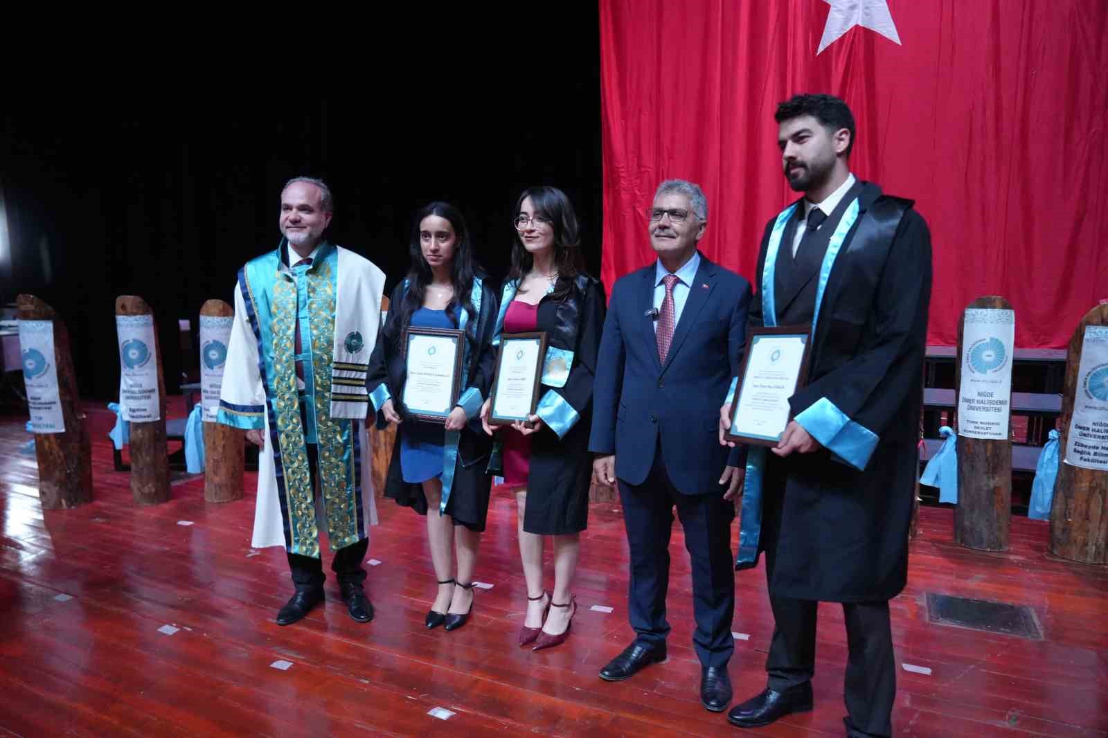 Niğde Ömer Halisdemir Üniversitesinde mezuniyet töreni: 2 bin öğrenci kep attı 