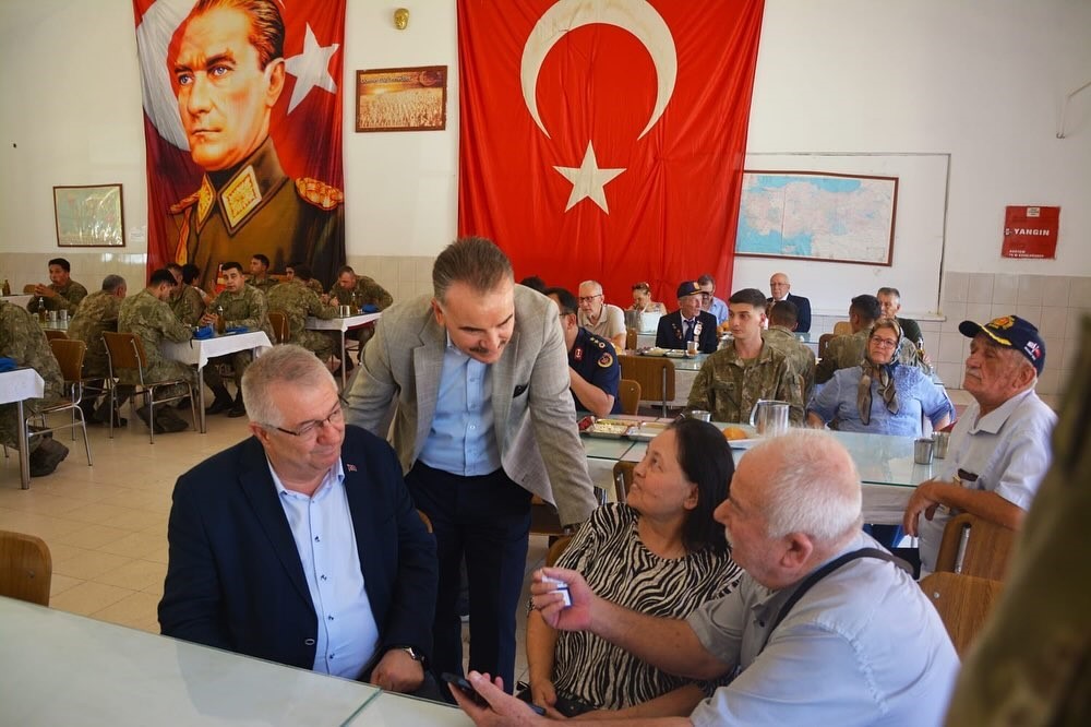 Türk Kara Kuvvetleri’nin 2234’üncü kuruluş yıl dönümünde şehit aileleri ve gaziler onuruna yemek düzenlendi 