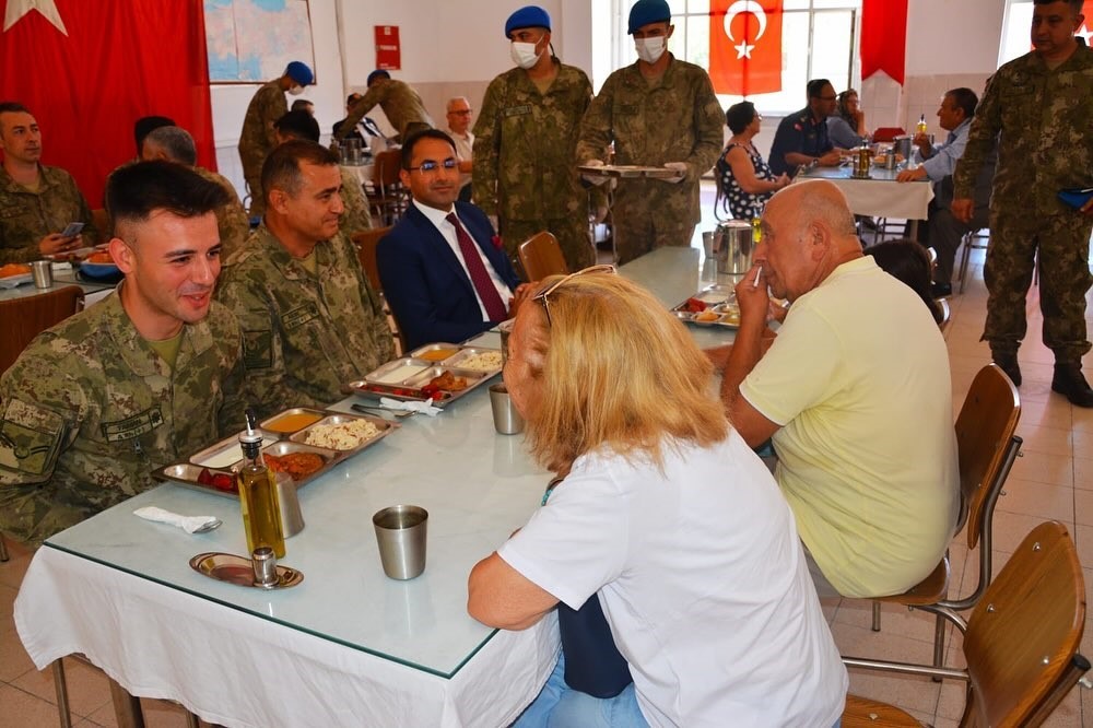 Türk Kara Kuvvetleri’nin 2234’üncü kuruluş yıl dönümünde şehit aileleri ve gaziler onuruna yemek düzenlendi 