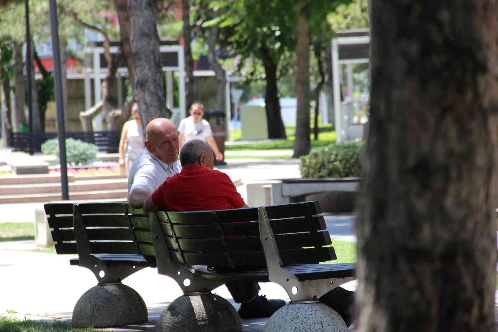 Sıcaktan bunalan vatandaşlar soluğu parklarda aldı 