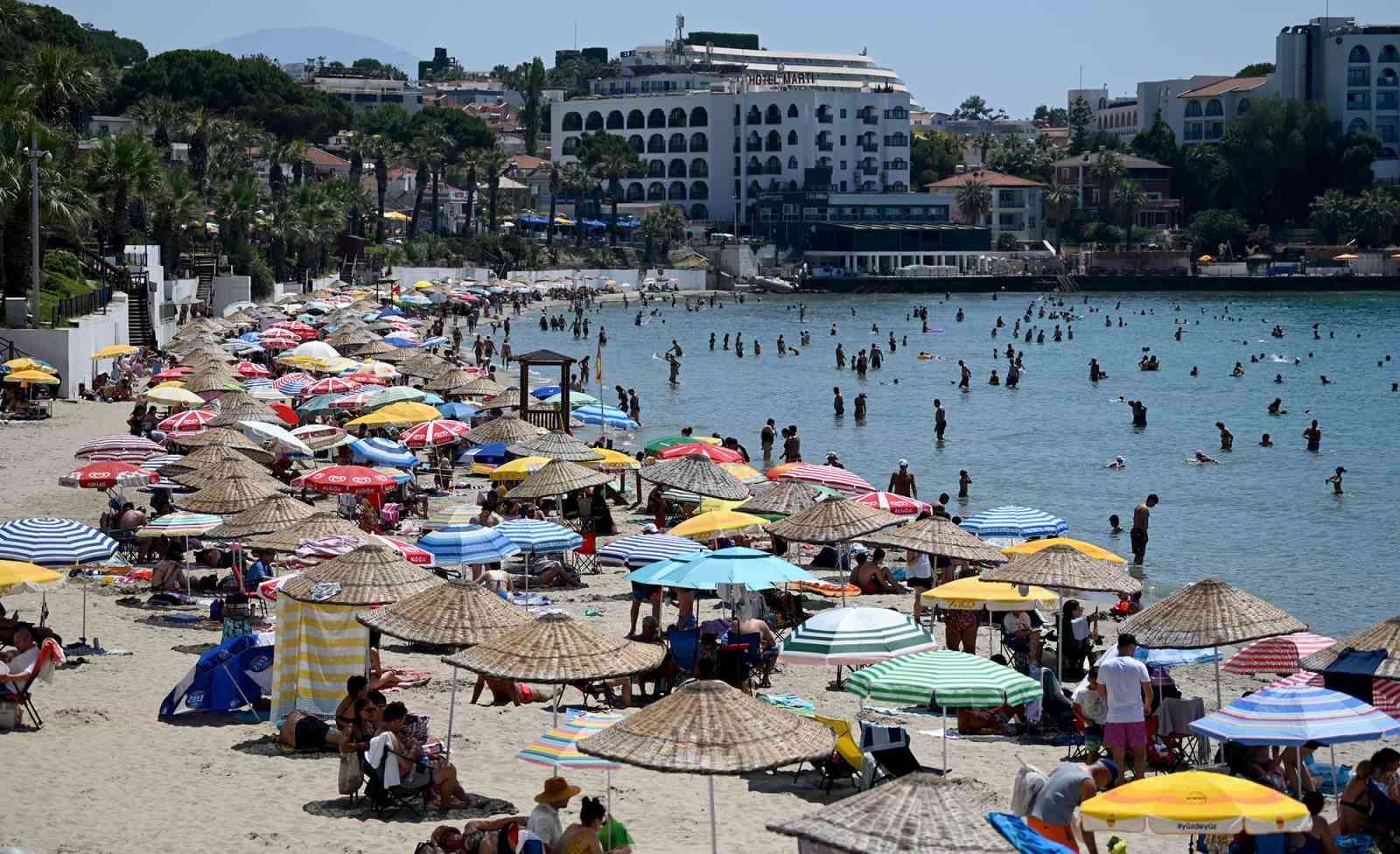 Kuşadası’nda sıcak havadan bunalanlar plajlara akın etti 