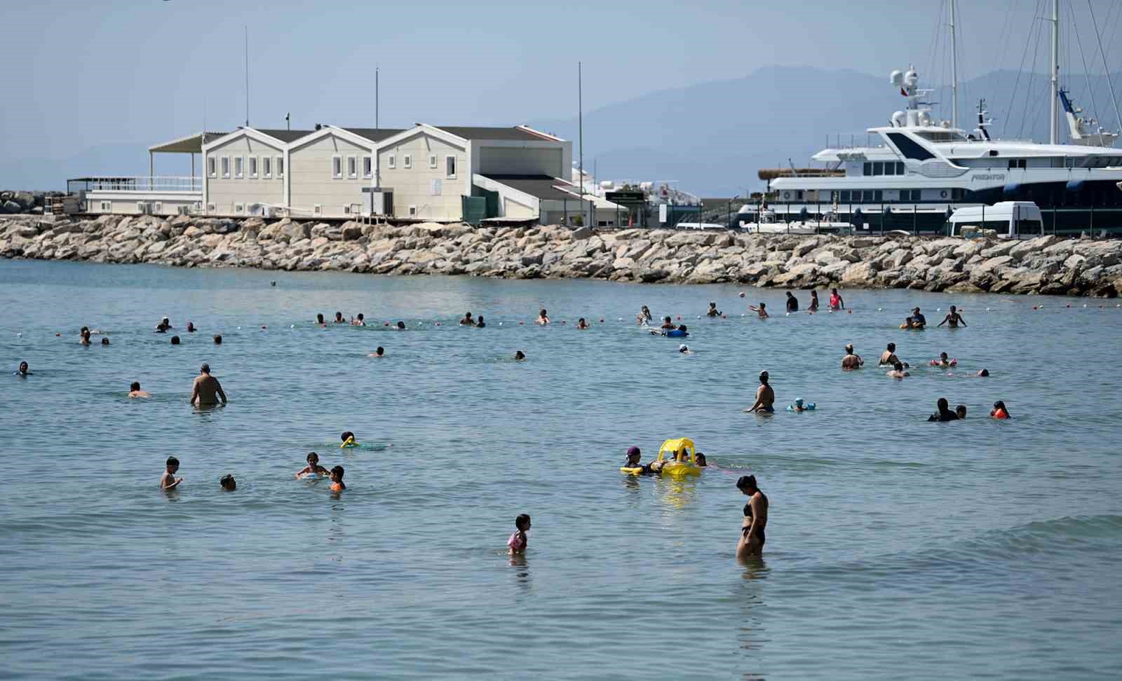 Kuşadası’nda sıcak havadan bunalanlar plajlara akın etti 