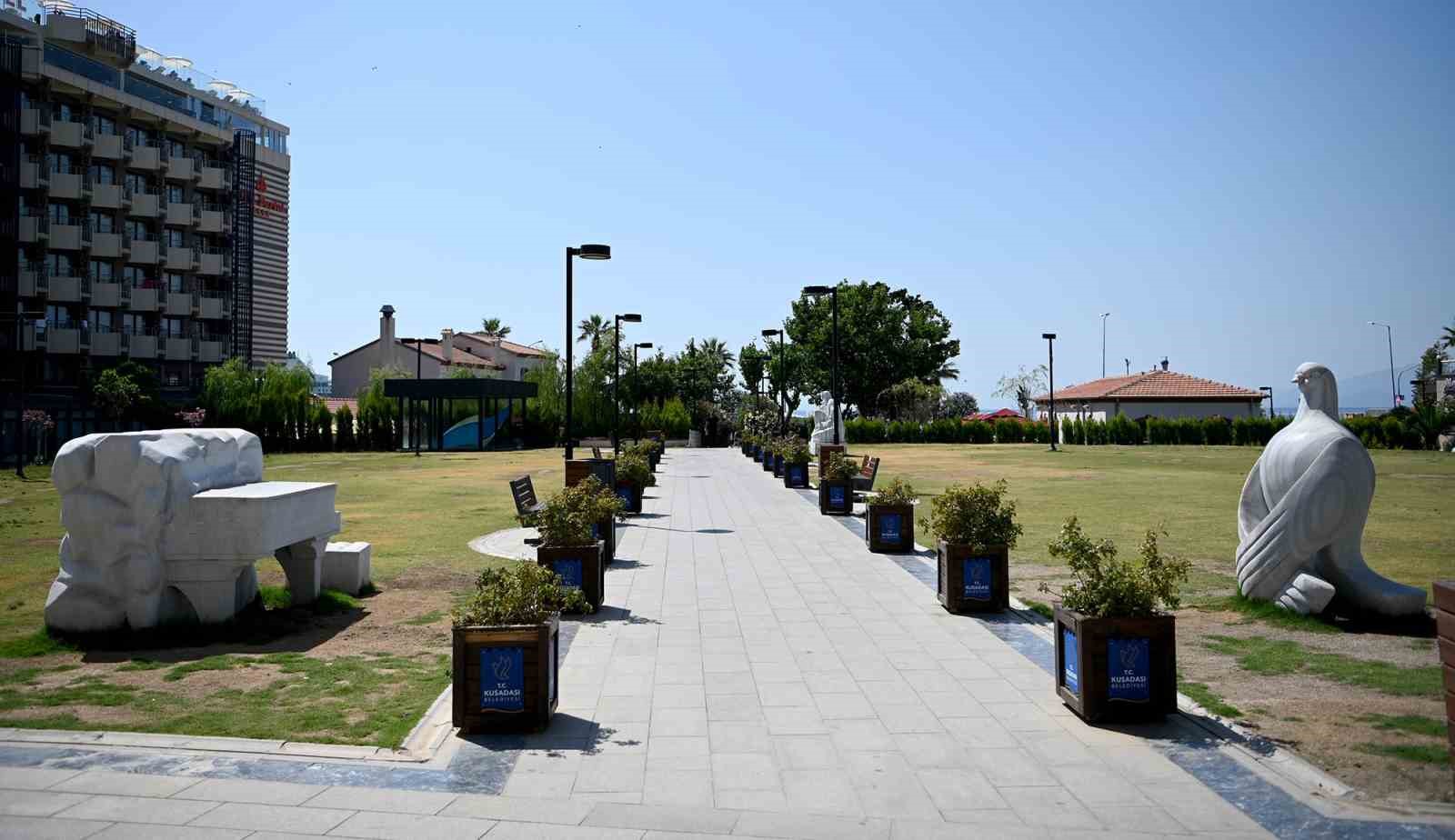 Kuşadası’nda sıcak havadan bunalanlar plajlara akın etti 