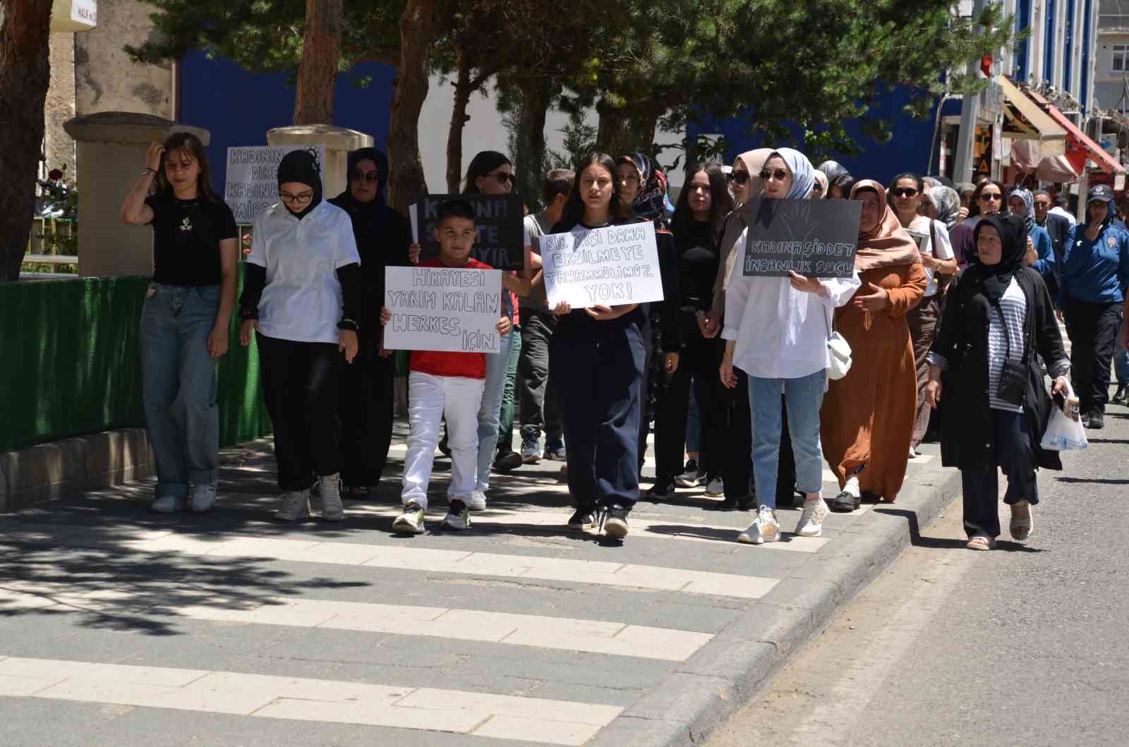 Sivas’ta kadınlar, 3 çocuk annesi Gonca Özdemir için yürüdü 