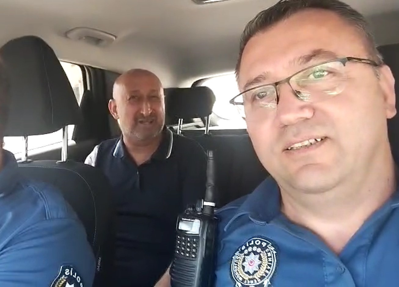 Görme engelli vatandaşın yardımına polis koştu 