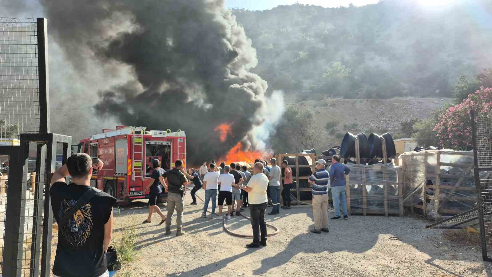 Depolama alanındaki borular alevlere teslim oldu 