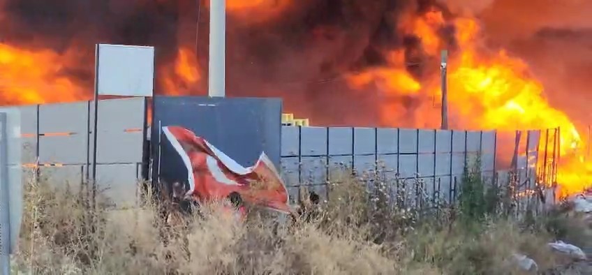 Alev alev yanan fabrikada kalan Türk bayrağını böyle kurtardı 