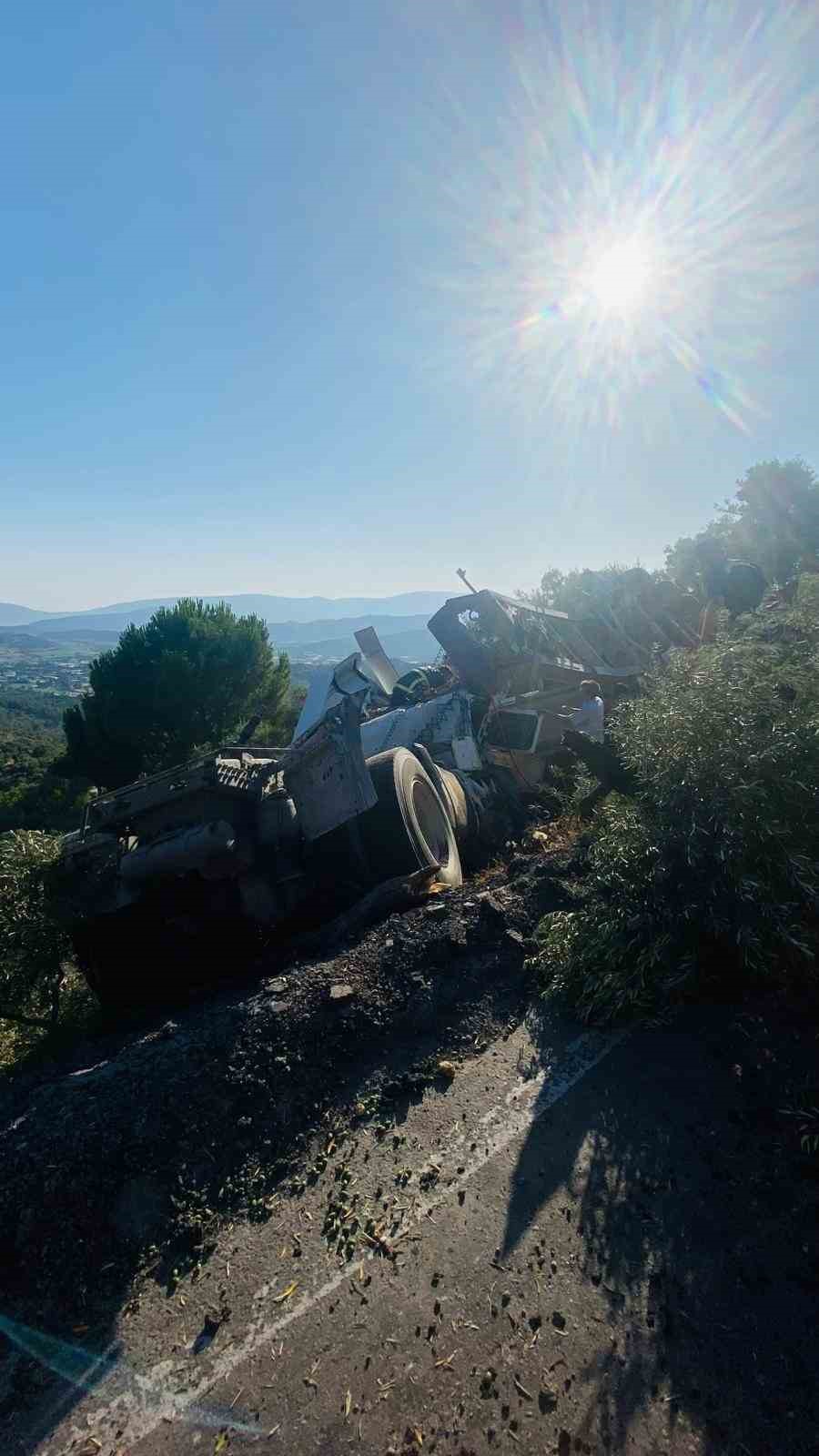 Milas’ta tır şarampole devrildi: sürücü ağır yaralandı