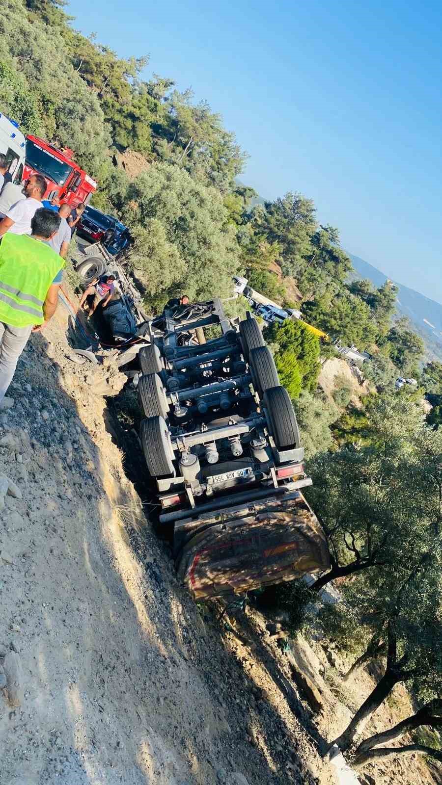 Milas’ta tır şarampole devrildi: sürücü ağır yaralandı 