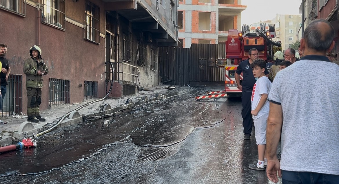 Bağcılar’da inşaat alanındaki yangın binaya ve sokağa sıçradı 