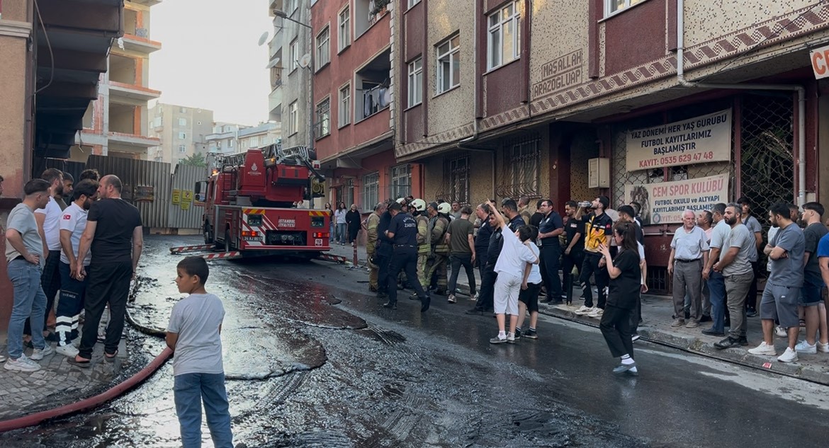 Bağcılar’da inşaat alanındaki yangın binaya ve sokağa sıçradı 