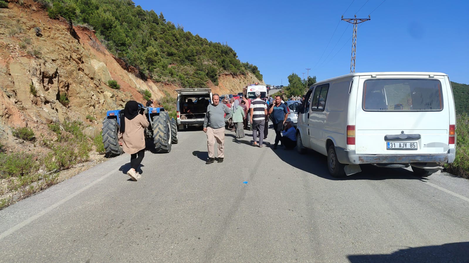 Otomobil uçurumdan uçtu: 1 ölü, 2 yaralı 