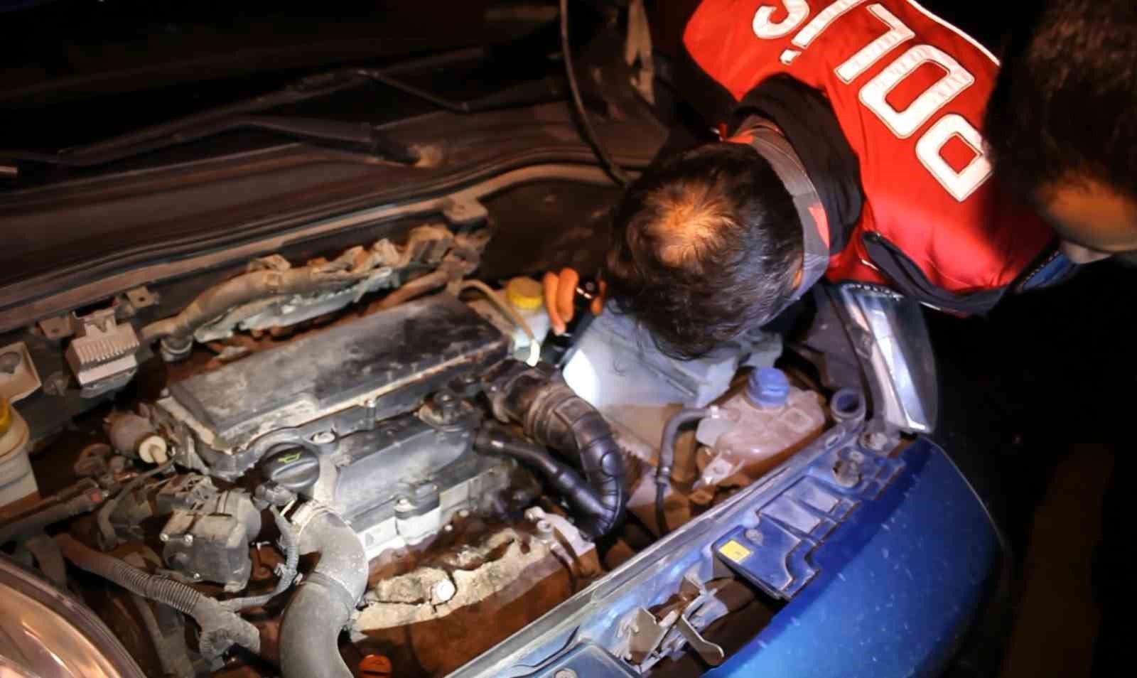Polis aracın kaputunu açtı, motordan çıkan şaşırttı 