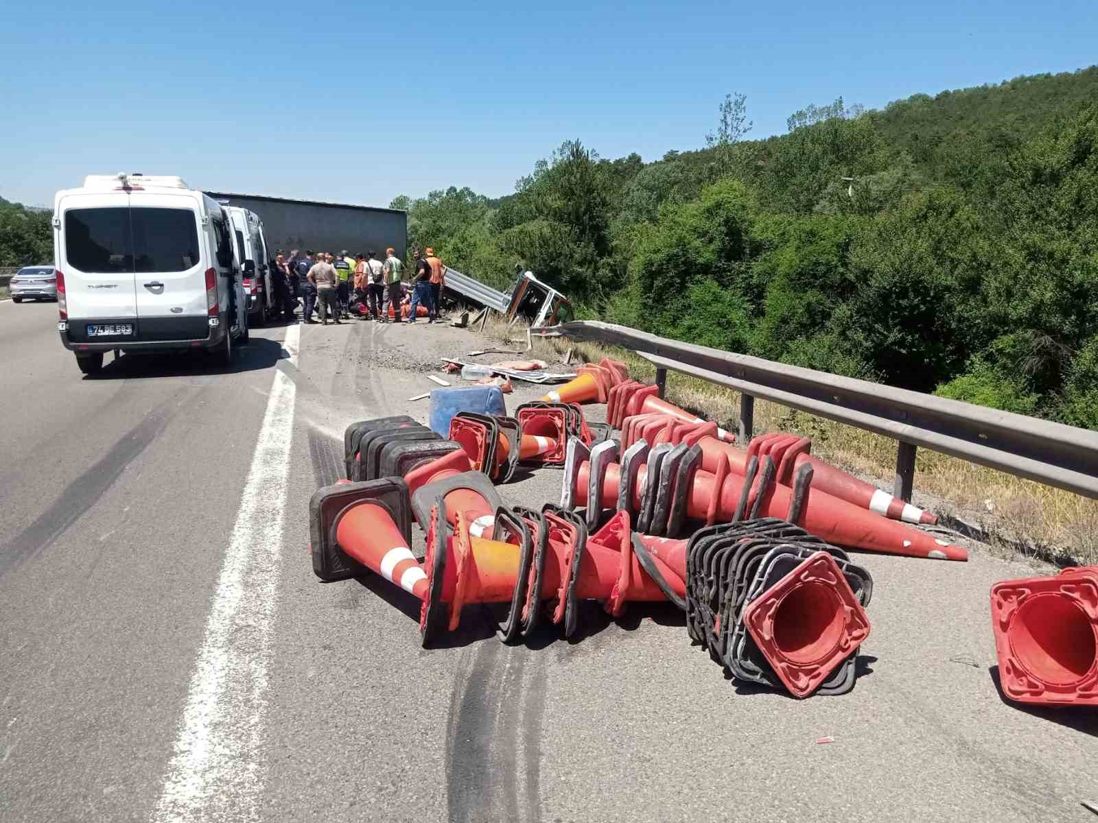 Tır, emniyet şeridindeki yol bakım aracına çarptı: 2 yaralı 