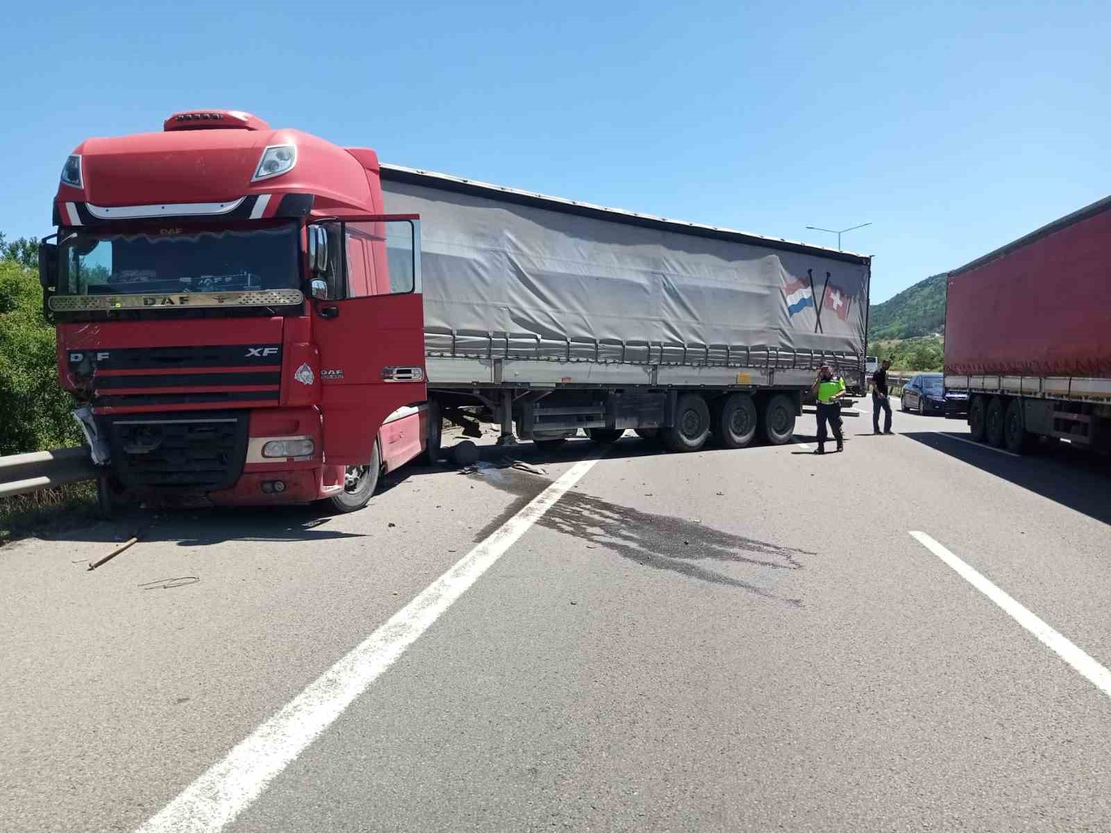Tır, emniyet şeridindeki yol bakım aracına çarptı: 2 yaralı 