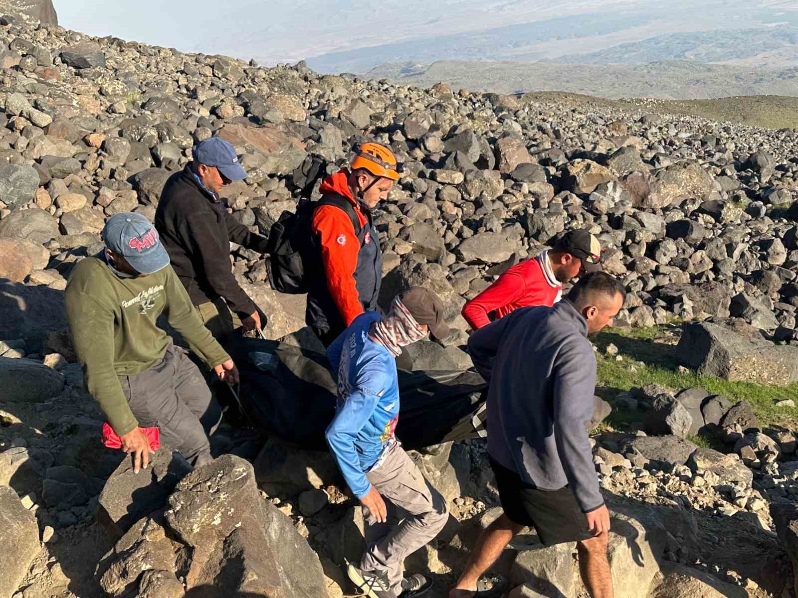 Ağrı Dağı’na tırmanış sırasında kalp krizi geçiren dağcı hayatını kaybetti 