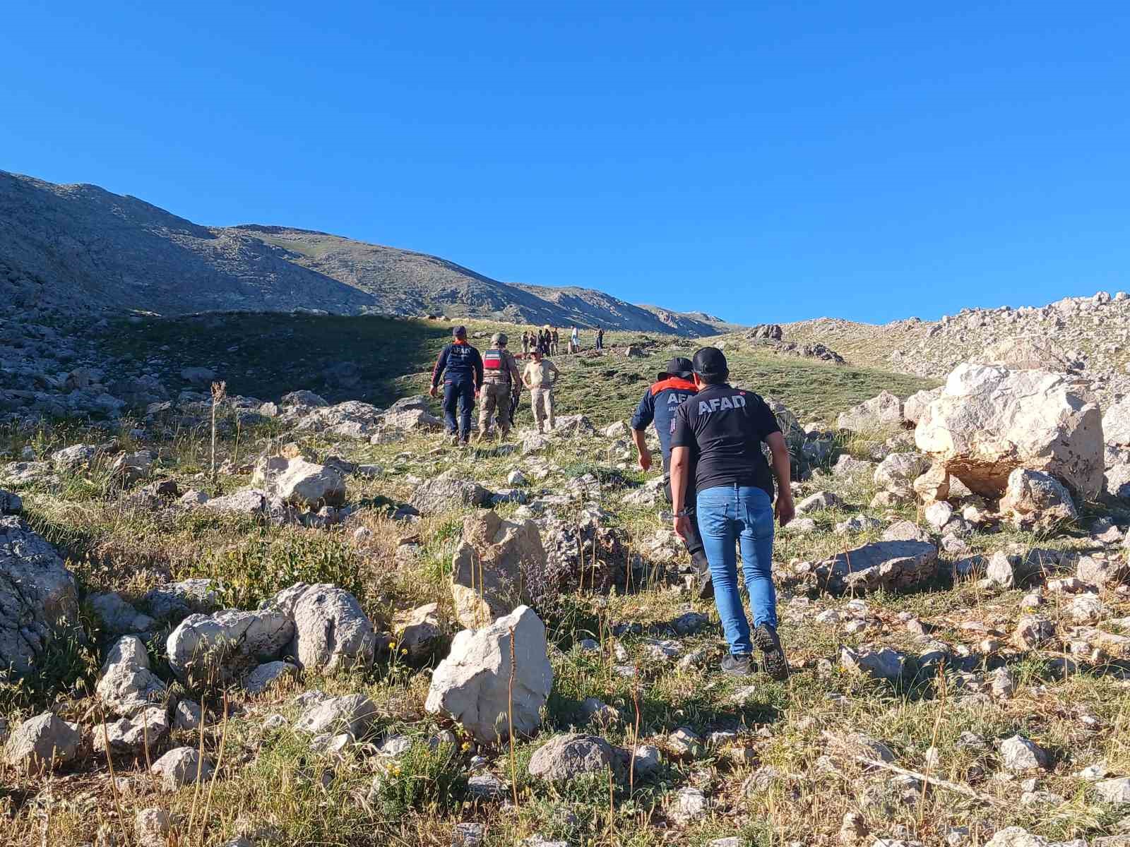 Tunceli’de dağlık alanda düşerek yaralanan çoban, ekipler tarafından kurtarıldı 