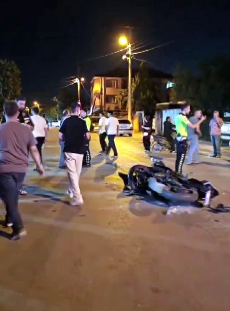 Otomobille çarpışan motosikletin sürücüsü metrelerce savruldu: Kaza anı kamerada 