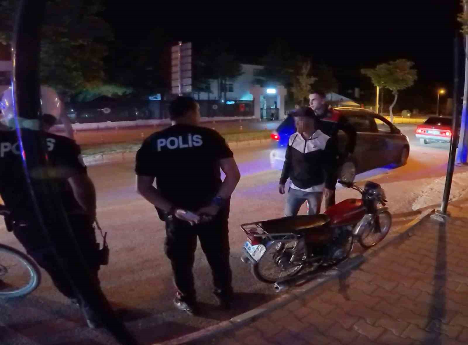 Yasal sınırın 16 kat üstünde alkollü çıkan sürücü ne polisi dinledi ne de sağlıkçıları 