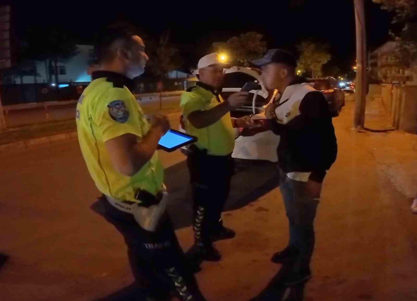 Yasal sınırın 16 kat üstünde alkollü çıkan sürücü ne polisi dinledi ne de sağlıkçıları 