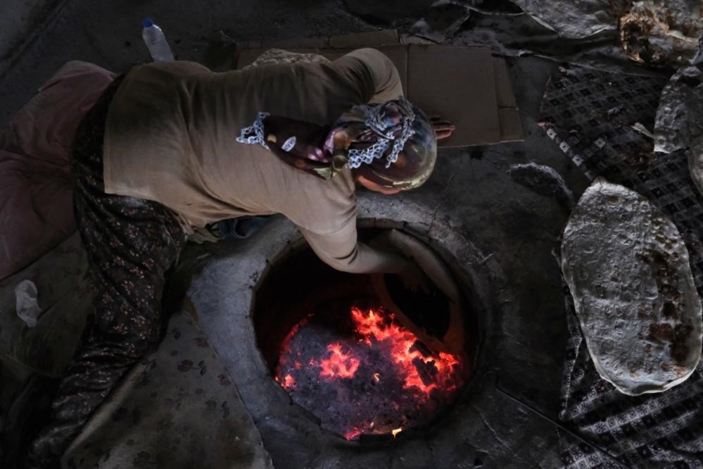Tandır lavaşı 55 derecelik sıcak bir ortamda pişirilerek sofralardaki yerini korumaya devam ediyor 
