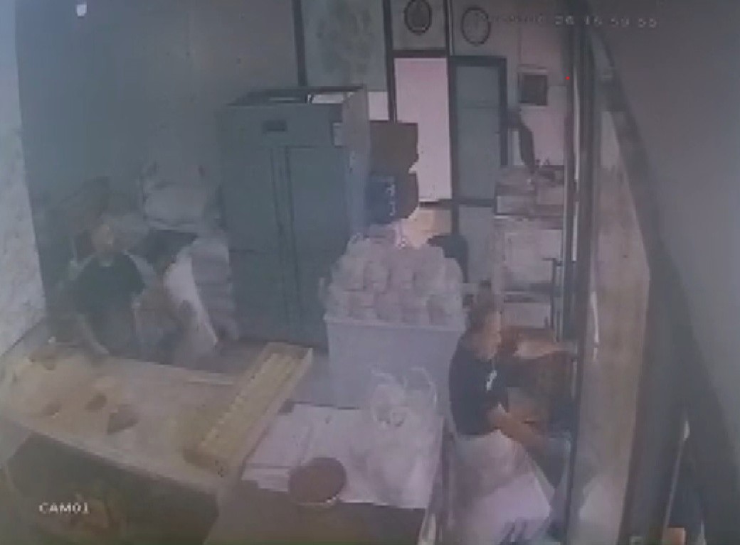 Çocuğun kullandığı kamyonun altında ezilmekten saniyelerle kurtuldular: O anlar kamerada 