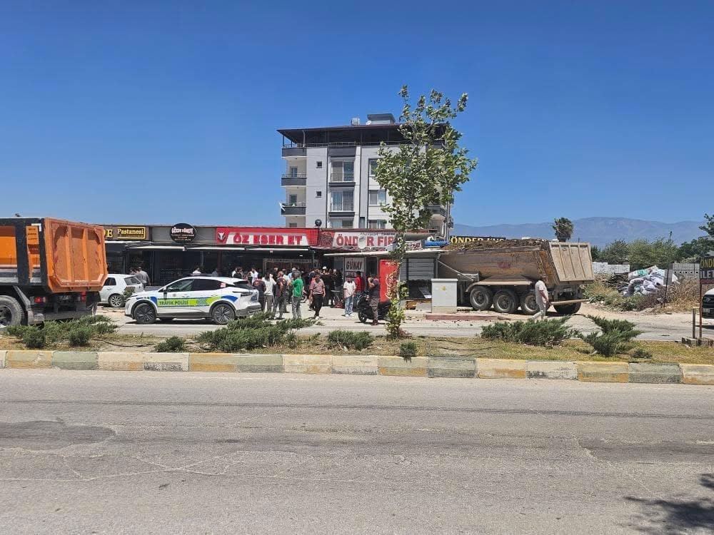 Çocuğun kullandığı kamyonun altında ezilmekten saniyelerle kurtuldular: O anlar kamerada 