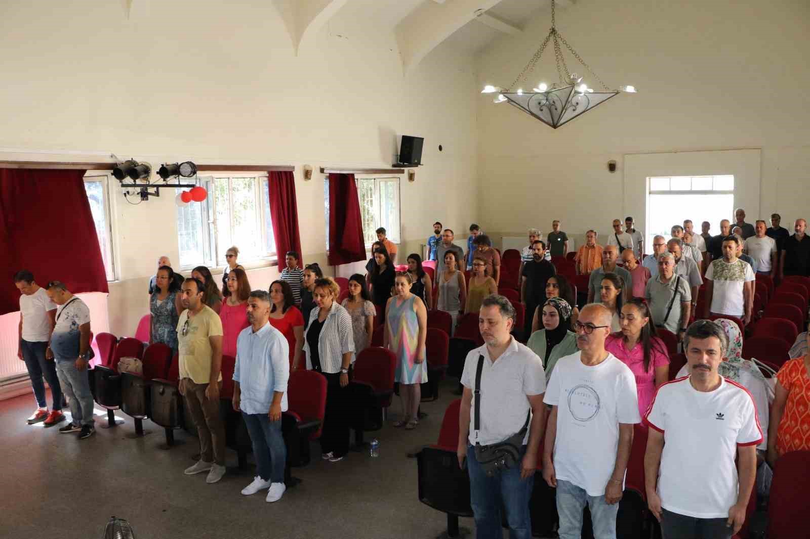 Yıl sonu toplantısında okuldan ayrılan öğretmenlere veda edildi 