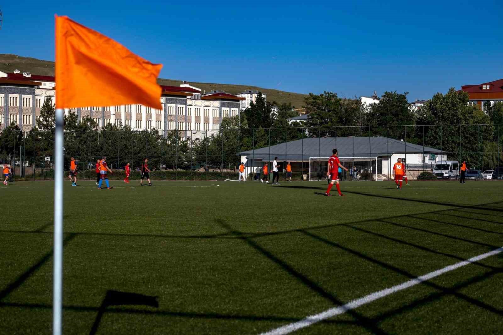Bayburt’ta koruyucu babalar futbol turnuvasında bir araya geldi 