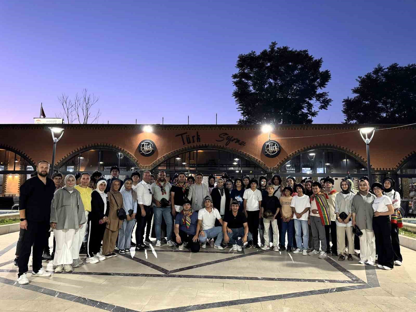 Ahlat’dan gelen gençler Bilecik’in tarihi yerlerini gezdiler 