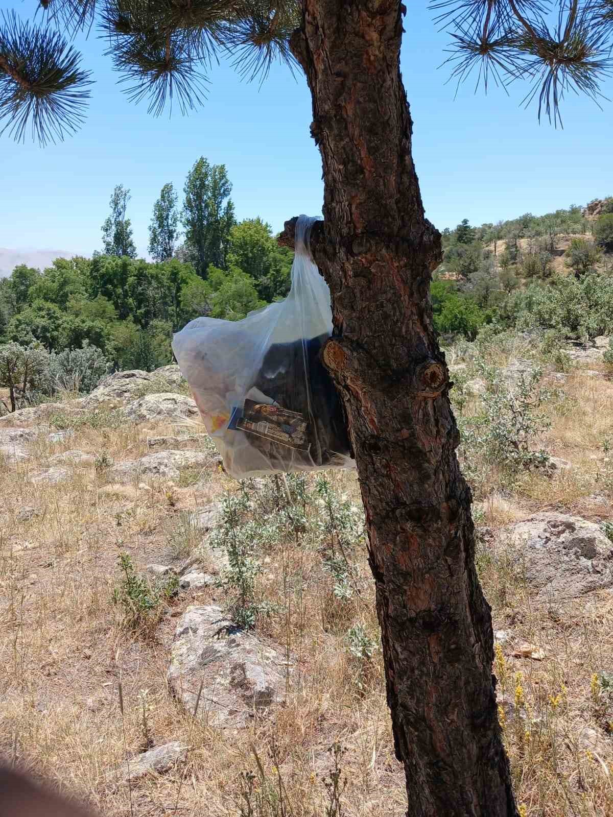 Niğde’de öğretmenlerden doğa için anlamlı etkinlik: Seminer kapsamında çöp topladılar 