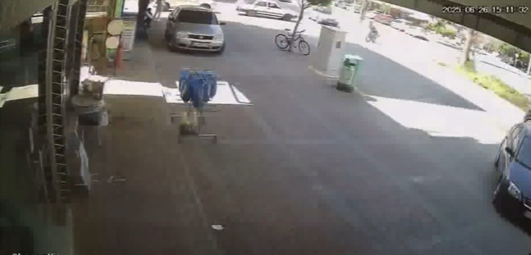 Aniden yola fırlayan bisikletli karşısında sürücünün son anda ki tepkisi kameraya yansıdı 