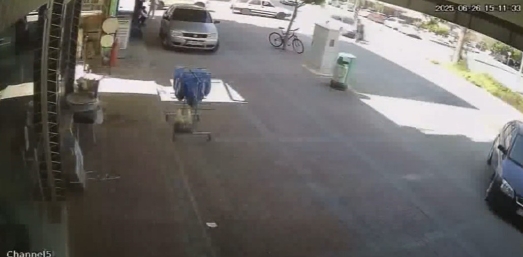 Aniden yola fırlayan bisikletli karşısında sürücünün son anda ki tepkisi kameraya yansıdı 