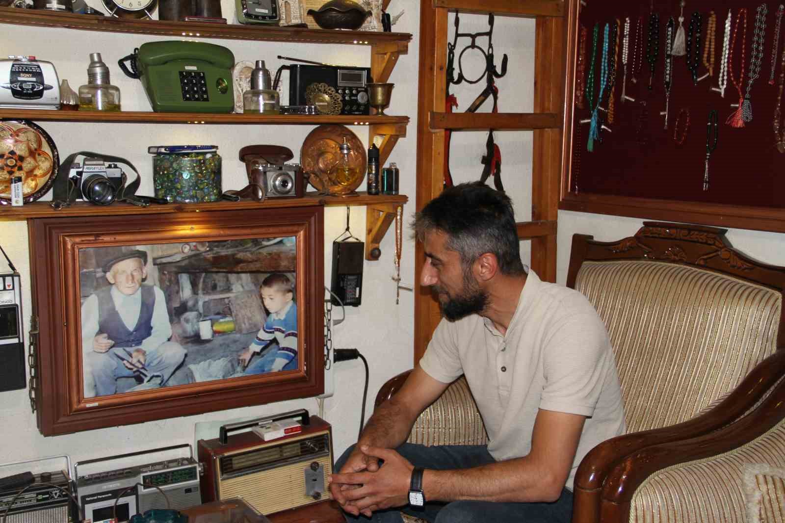 Hatıralarla başlayan antika merakıyla babasından kalan dükkanı müzeye dönüştürdü 