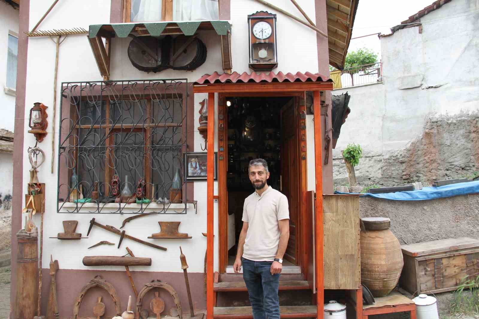 Hatıralarla başlayan antika merakıyla babasından kalan dükkanı müzeye dönüştürdü 