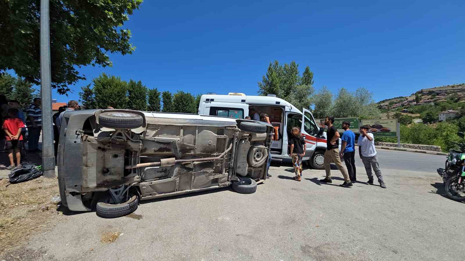 Devrilen otomobildeki 1 kişi yaralandı 