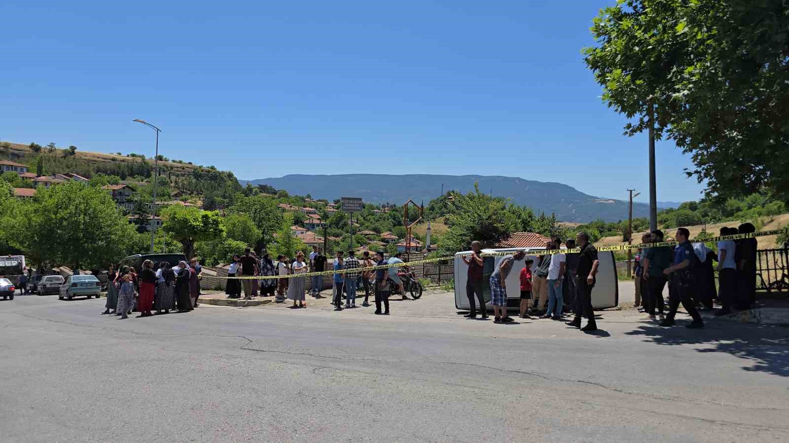 Devrilen otomobildeki 1 kişi yaralandı 