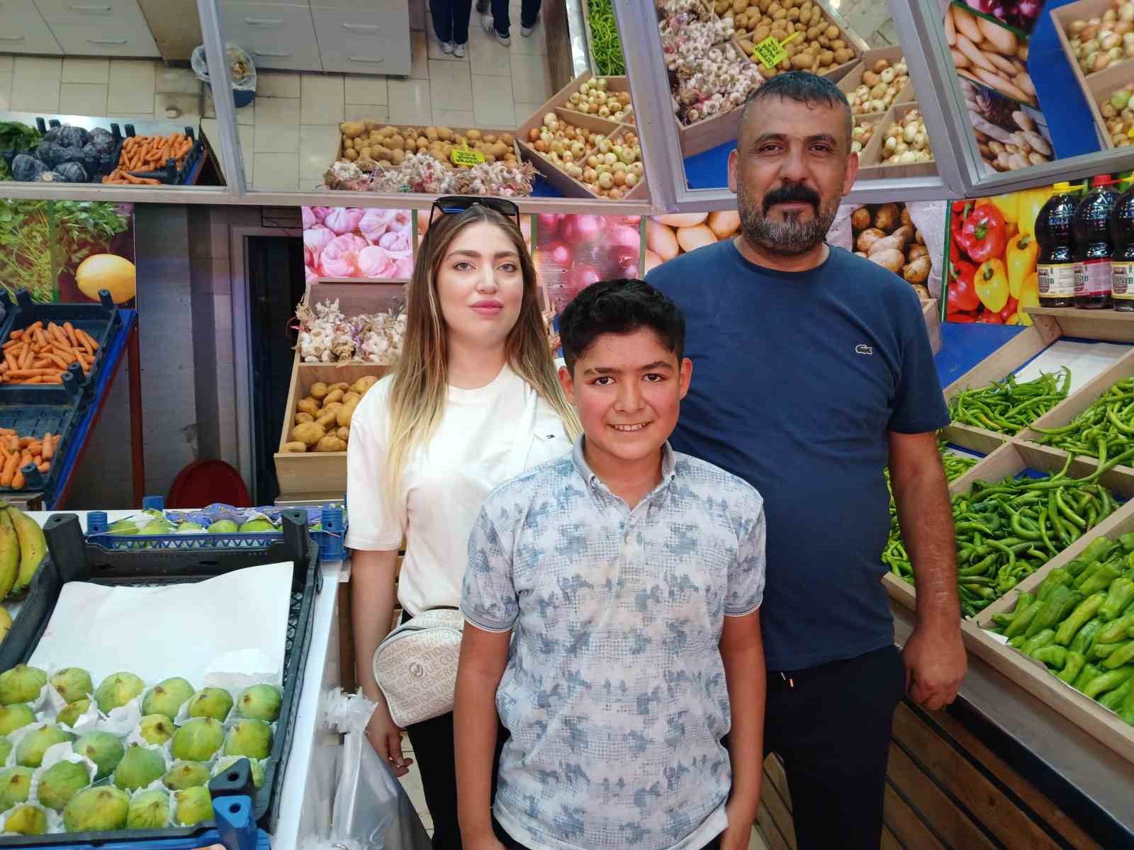 Hayırsever esnaftan vatandaşa 19 ton karpuz ikramı 