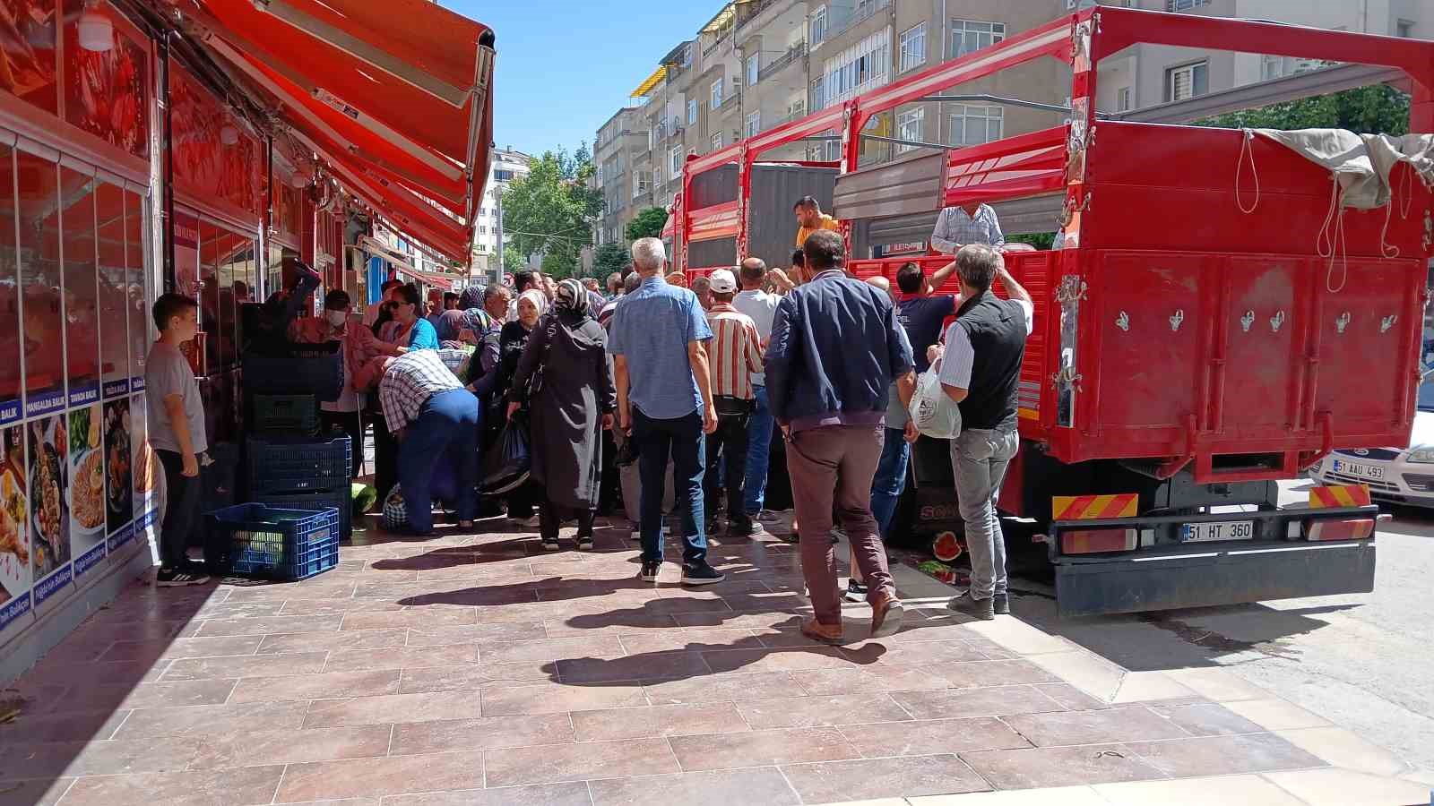 Hayırsever esnaftan vatandaşa 19 ton karpuz ikramı 