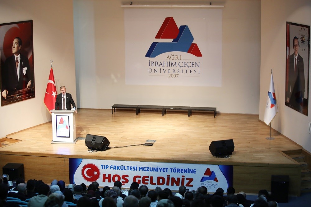 AİÇÜ Tıp Fakültesi’nde mezuniyet töreni düzenlendi 