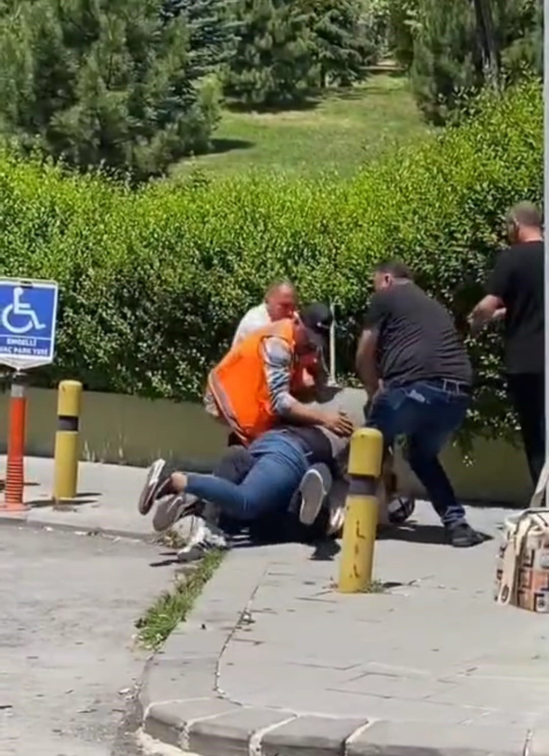 Vale ile otobüs şoförünün demir çubuklu kavgası kamerada 