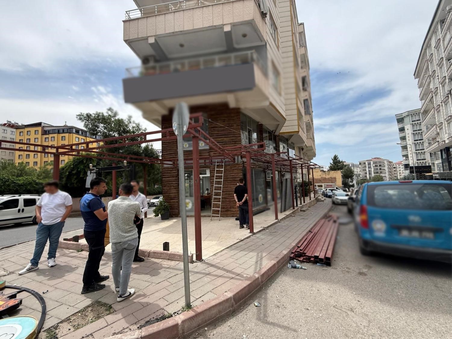 Siirt’te kaçak yapılar belediye ekiplerince yıkıldı 
