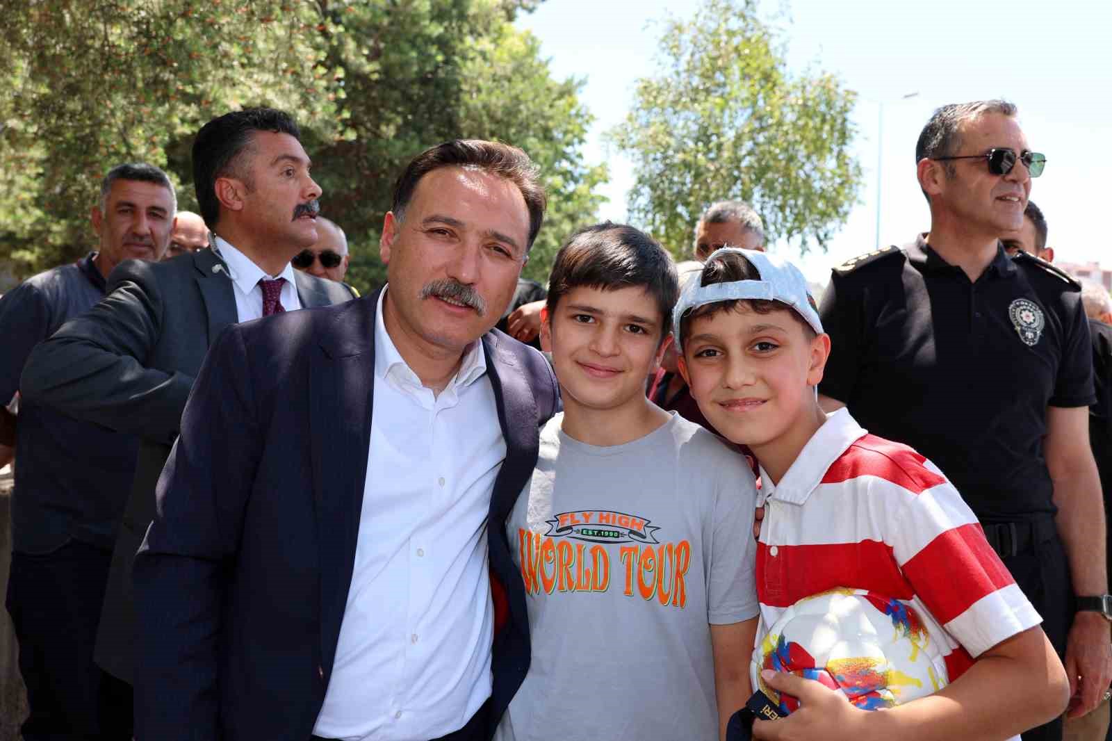 Vali Çiçek, mahalle ziyaretlerine devam ediyor 