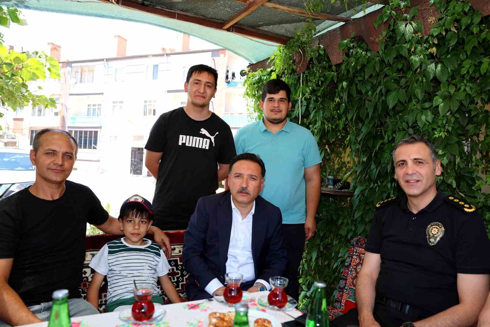 Vali Çiçek, mahalle ziyaretlerine devam ediyor 